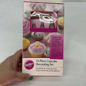 Wilton Cupcake Decorating Set Icing Tips 12-Piece (4 tips, 8 bags) Cake Dessert